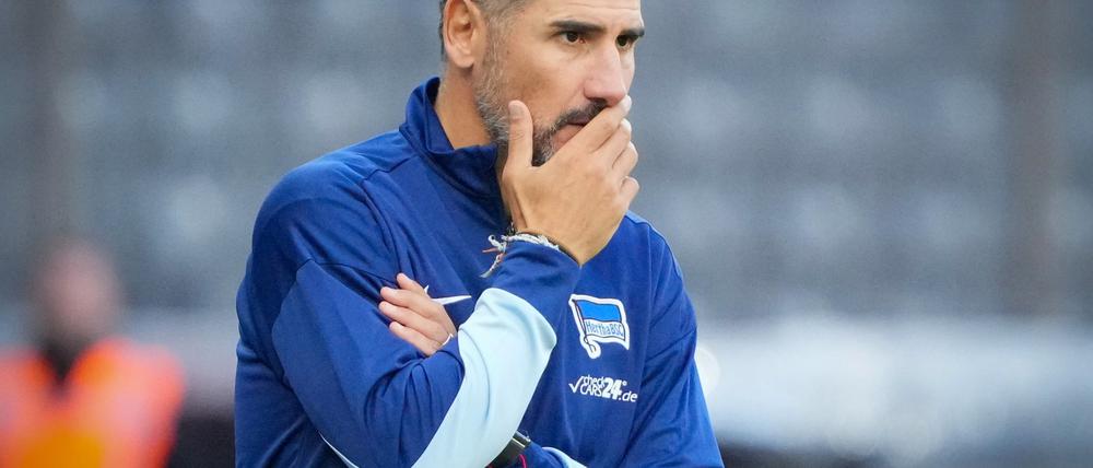 Hertha-Trainer Cristian Fiél grübelt über die Aufstellung für das Spiel auf Schalke.