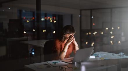 Shot of a young businesswoman looking stressed out while working on a laptop in an office at night
Chef, Überarbeitet, BüroArbeit0410