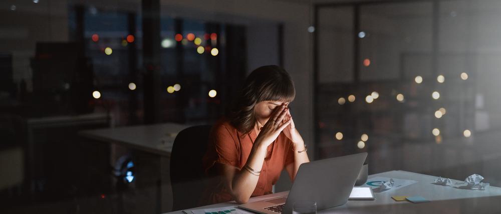 Shot of a young businesswoman looking stressed out while working on a laptop in an office at night
Chef, Überarbeitet, BüroArbeit0410
