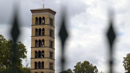 Einst marode, nun ist der 42 Meter hohe Glockenturm der Friedenskirche im Park Sanssouci mithilfe von Millionen-Spenden gerettet. 