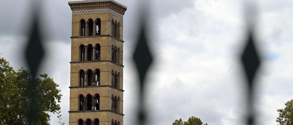 Einst marode, nun ist der 42 Meter hohe Glockenturm der Friedenskirche im Park Sanssouci mithilfe von Millionen-Spenden gerettet. 