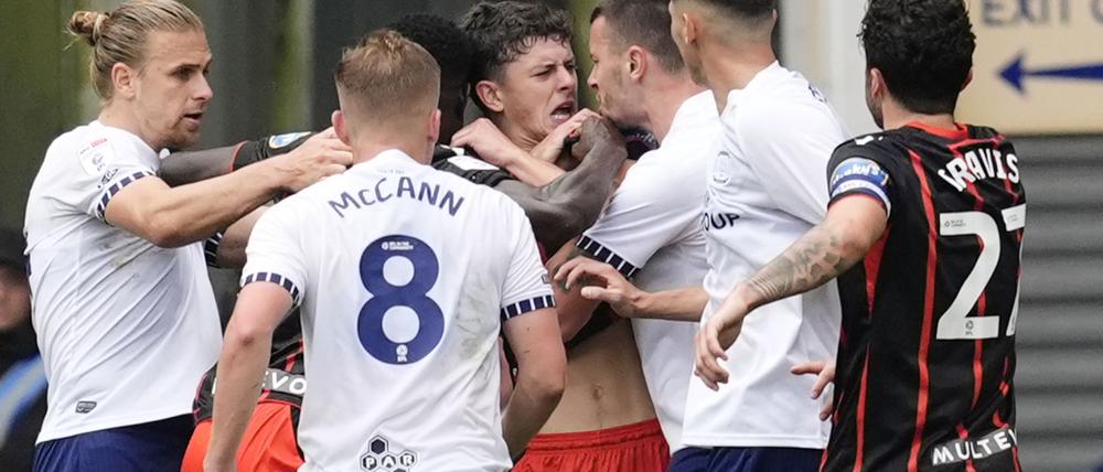Im Derby zwischen Preston und Blackburn wurde es hitzig.