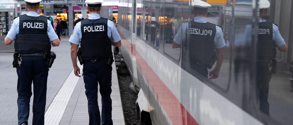 Eine Zugbegleiterin ist von einem Fahrgast in einem ICE verprügelt worden und erlitt Hämatome im Gesicht. (Symbolbild)