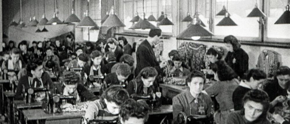 Jüdische Frauen arbeiten an Nähmaschinen im Ghetto Dambrowa Gornicza, Polen, 1941.