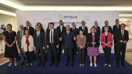 Der italienische Innenminister Matteo Piantedosi mit Gästen des G7-Gipfels der Innenminister in Mirabella Eclano in der Provinz Avellino, Süditalien.