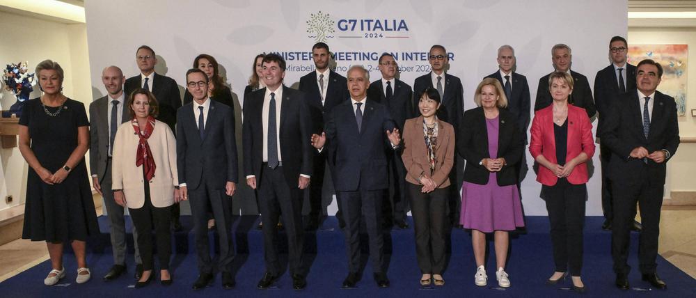 Der italienische Innenminister Matteo Piantedosi mit Gästen des G7-Gipfels der Innenminister in Mirabella Eclano in der Provinz Avellino, Süditalien.