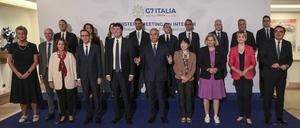 Der italienische Innenminister Matteo Piantedosi mit Gästen des G7-Gipfels der Innenminister in Mirabella Eclano in der Provinz Avellino, Süditalien.