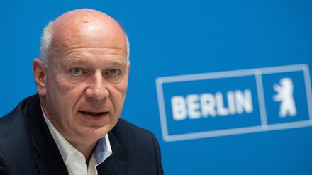 Kai Wegner (CDU), Regierender Bürgermeister von Berlin, spricht während einer Pressekonferenz im Roten Rathaus.
