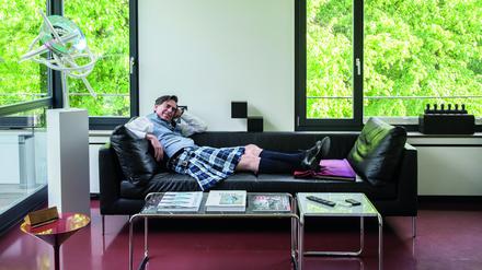 Der Belgier Daniel liebt sein Zuhause am Rande des Tiergartens im Hansaviertel. Von seinem Ledersofa aus hat er den perfekten Blick ins Grün.
