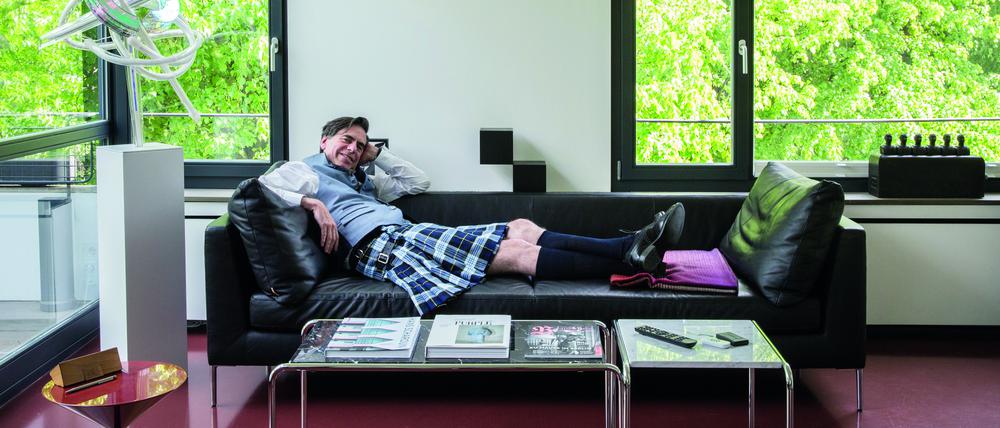 Der Belgier Daniel liebt sein Zuhause am Rande des Tiergartens im Hansaviertel. Von seinem Ledersofa aus hat er den perfekten Blick ins Grün.