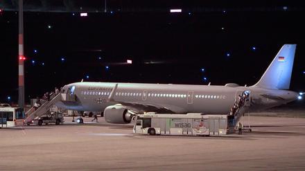 Passagiere verlassen eine Bundeswehr-Maschine nach der Landung auf dem Hauptstadtflughafen BER. Angesichts der sich verschärfenden Lage im Libanon hat ein Flugzeug der Luftwaffe Botschaftspersonal aus der libanesischen Hauptstadt Beirut ausgeflogen. An Bord der Bundeswehrmaschine waren nach Angaben des Auswärtigen Amtes rund 110 Passagiere. 