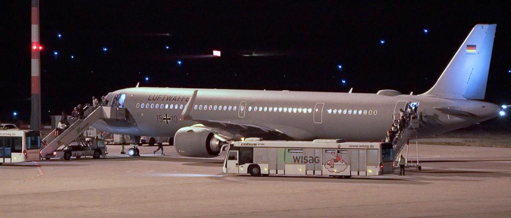 Passagiere verlassen eine Bundeswehr-Maschine nach der Landung auf dem Hauptstadtflughafen BER. Angesichts der sich verschärfenden Lage im Libanon hat ein Flugzeug der Luftwaffe Botschaftspersonal aus der libanesischen Hauptstadt Beirut ausgeflogen. An Bord der Bundeswehrmaschine waren nach Angaben des Auswärtigen Amtes rund 110 Passagiere.