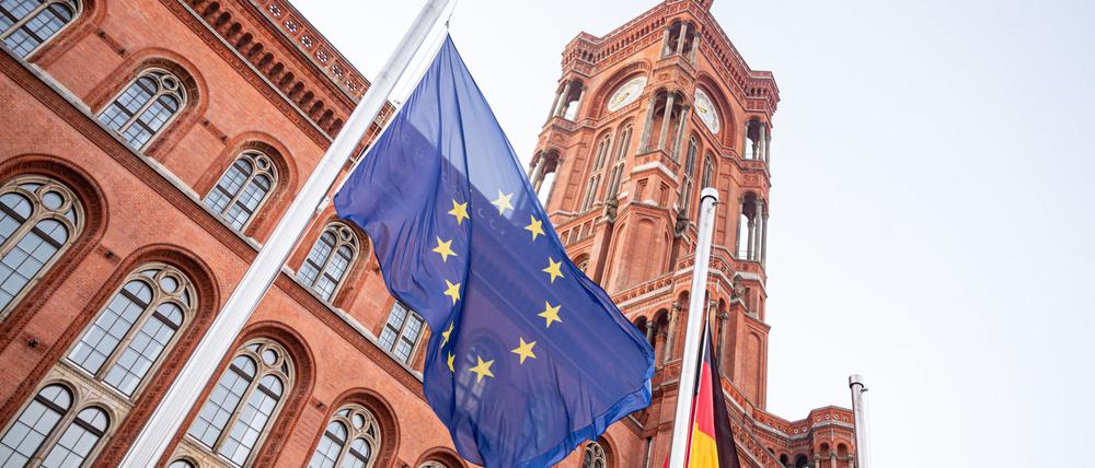 Der Senat sieht die Trauerbeflaggung als Zeichen der Anteilnahme. (Archivbild)