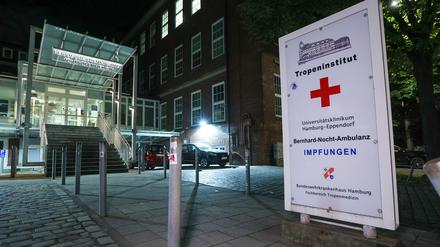 Blick auf den Eingang zum Bernhard-Nocht-Institut für Tropenmedizin in Hamburg.