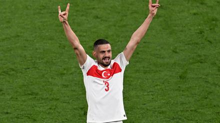 Ein türkischer Bürgermeister hat Demiral nach seinem umstrittenen Wolfsgruß bei der EM eine Statue gewidmet.
