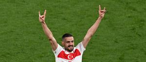 Ein türkischer Bürgermeister hat Demiral nach seinem umstrittenen Wolfsgruß bei der EM eine Statue gewidmet.