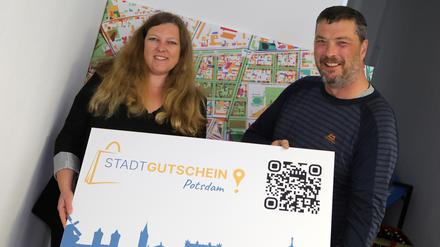 Nach einem Jahr zufrieden: Doreen Heinze ist Projektverantwortliche für den Stadtgutschein Potsdam, Fritz Thielemann leitet den Trägerverein.