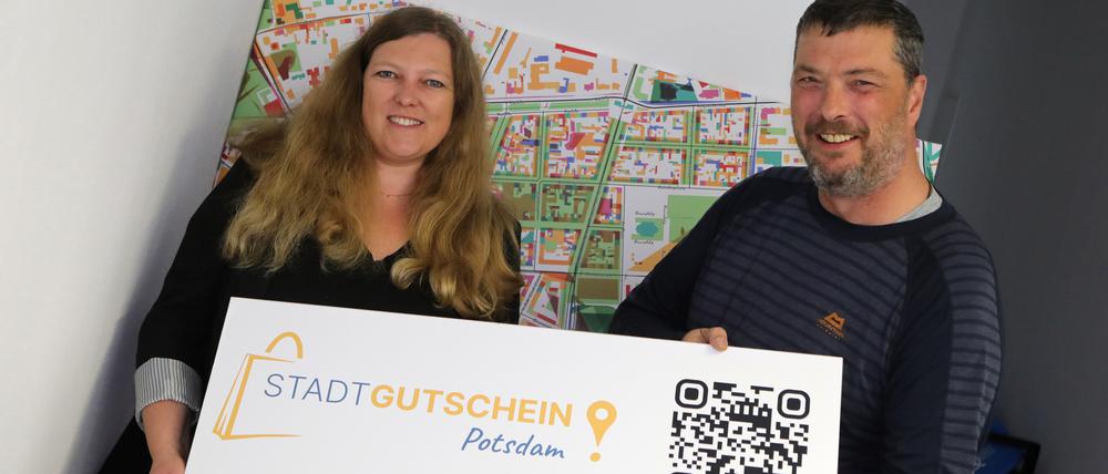 Nach einem Jahr zufrieden: Doreen Heinze ist Projektverantwortliche für den Stadtgutschein Potsdam, Fritz Thielemann leitet den Trägerverein.