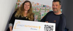 Nach einem Jahr zufrieden: Doreen Heinze ist Projektverantwortliche für den Stadtgutschein Potsdam, Fritz Thielemann leitet den Trägerverein.