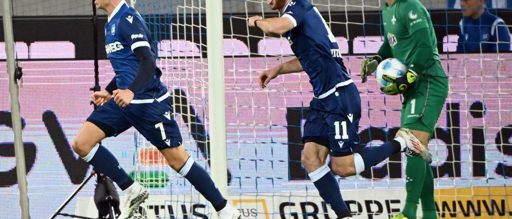 Jubel bei den Karlsruher Spielern nach dem 1:0.