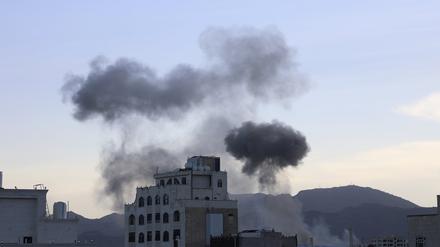 In Sanaa, Jemen, steigt Rauch aus einem Gebäude auf, nachdem US-Flugzeuge und Schiffe Huthi-Hochburgen angegriffen haben, wie es nach offiziellen Angaben heißt.
