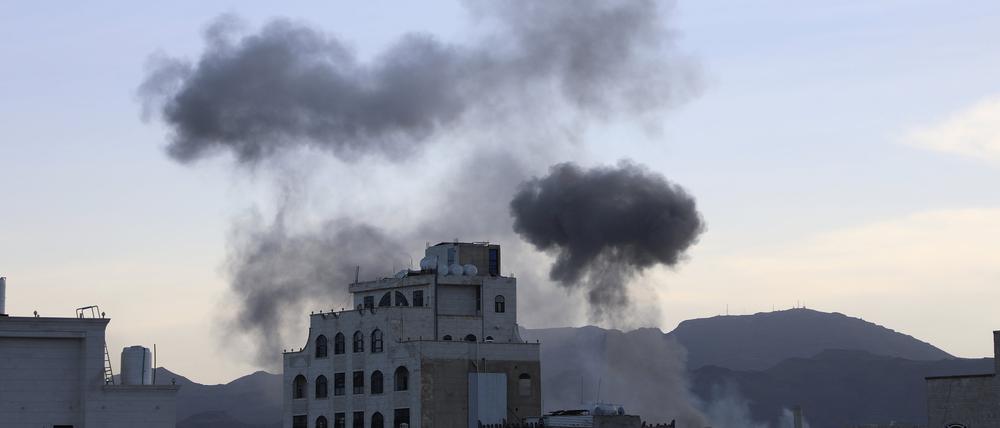 In Sanaa, Jemen, steigt Rauch aus einem Gebäude auf, nachdem US-Flugzeuge und Schiffe Huthi-Hochburgen angegriffen haben, wie es nach offiziellen Angaben heißt.