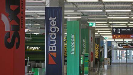 Mietwagenschalter am Flughafen. Die Preise sinken weiter, allerdings nicht mehr so schnell wie in den vergangenen Jahren. 