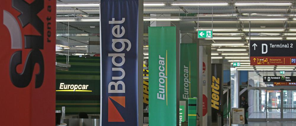 Mietwagenschalter am Flughafen. Die Preise sinken weiter, allerdings nicht mehr so schnell wie in den vergangenen Jahren. 
