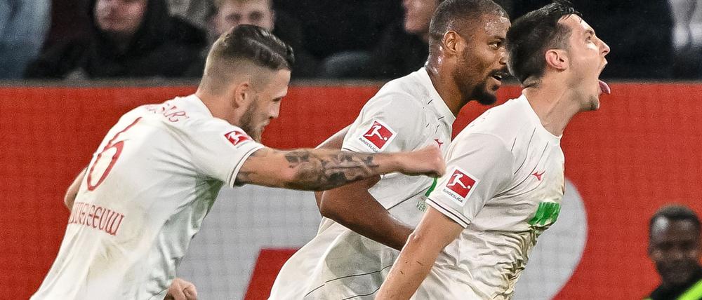 Augsburgs Keven Schlotterbeck (r) jubelt nach seinem Tor.