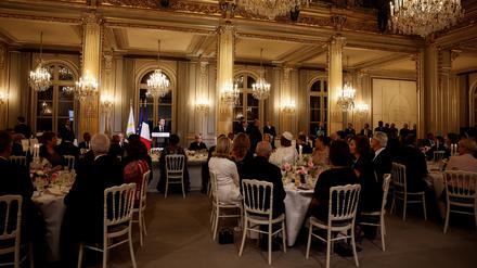 Emmanuel Macron spricht vor den Teilnehmern des Gipfels zum Auftakt eines Gala-Diners im Élysée-Palast.