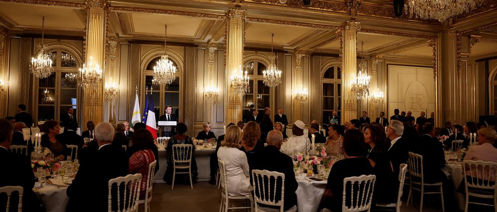 Emmanuel Macron spricht vor den Teilnehmern des Gipfels zum Auftakt eines Gala-Diners im Élysée-Palast.