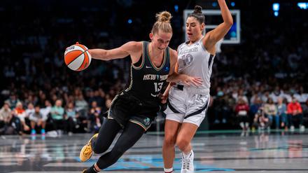 Leonie Fiebich (l) muss in den WNBA-Playoffs mit den New York Liberty in ein viertes Halbfinale gegen Las Vegas.