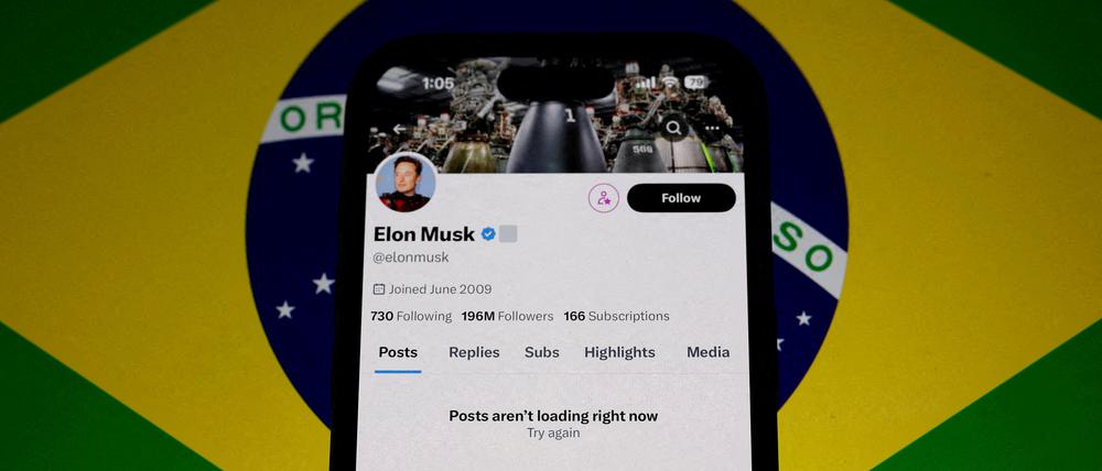 Diese Montage zeigt den X-Account von Elon Musk vor einer brasilianischen Flagge.