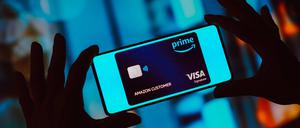 Die Visakarte des Onlinehändlers Amazon bietet Nutzerinnen und Nutzern viele Extras, doch nicht alle sind sinnvoll. 