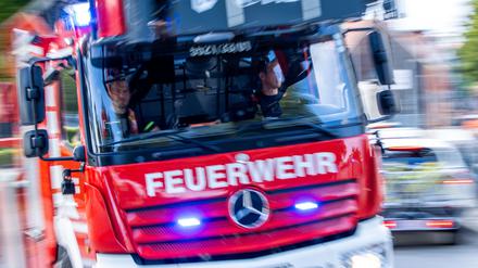 Löschfahrzeuge der Feuerwehr fahren mit Blaulicht zu einem Einsatz. (Symbolbild)
