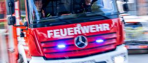Löschfahrzeuge der Feuerwehr fahren mit Blaulicht zu einem Einsatz. (Symbolbild)