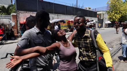 In Port-au-Prince sitzt der Schock und die Entsetzung tief: Viele Menschen trauern um die Getöteten, darunter auch diese Frau um ihren Bruder. 