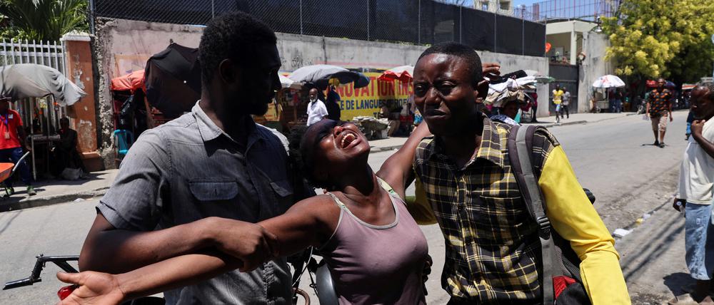 In Port-au-Prince sitzt der Schock und die Entsetzung tief: Viele Menschen trauern um die Getöteten, darunter auch diese Frau um ihren Bruder.