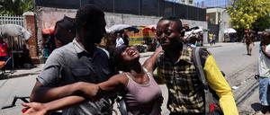 In Port-au-Prince sitzt der Schock und die Entsetzung tief: Viele Menschen trauern um die Getöteten, darunter auch diese Frau um ihren Bruder. 