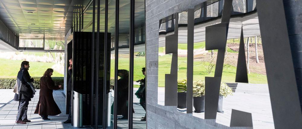 Die FIFA steht wegen ihrer Transferregeln unter Druck.