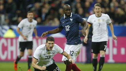 Lassana Diarra (in Blau) in einem Länderspiel der französischen Nationalmannschaft gegen das DFB-Team im Jahr 2015.
