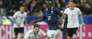 Lassana Diarra (in Blau) in einem Länderspiel der französischen Nationalmannschaft gegen das DFB-Team im Jahr 2015.