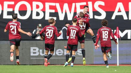 Die Nürnberger Spieler bejubeln das Siegtor zum 3:2.