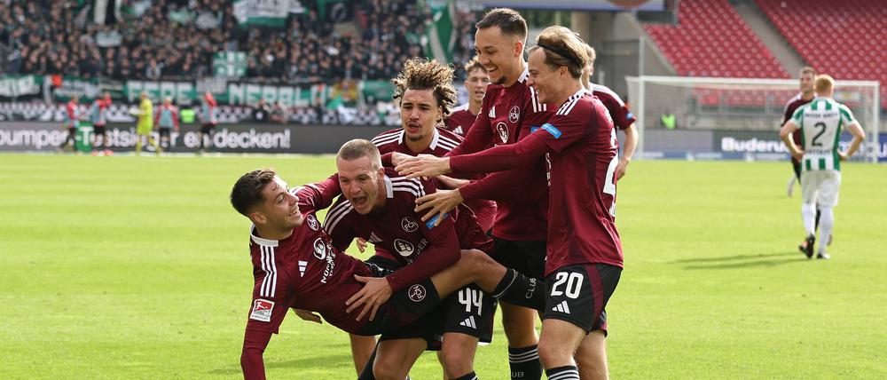 Die Profis des 1. FC Nürnberg feiern ihren Heimsieg.