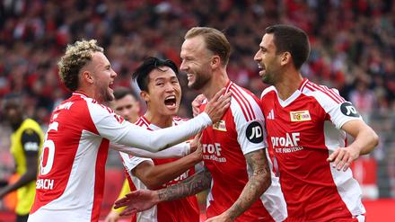 Kevin Vogt (2. von rechts) erzielte per Elfmeter das 1:0.