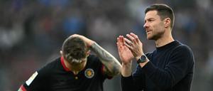 Schwer zu erklären: Trainer Xabi Alonso (r.) und Alejandro Grimaldo offenbare ihre Gefühle nach dem 2:2 gegen Kiel.