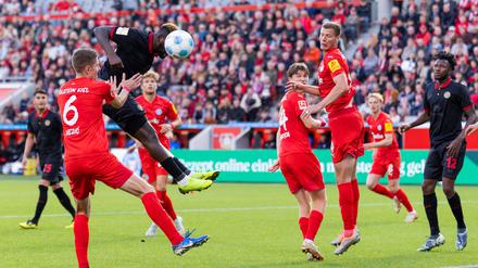 Bayer Leverkusen verspielt gegen Holstein Kiel einen 2:0-Vorsprung.