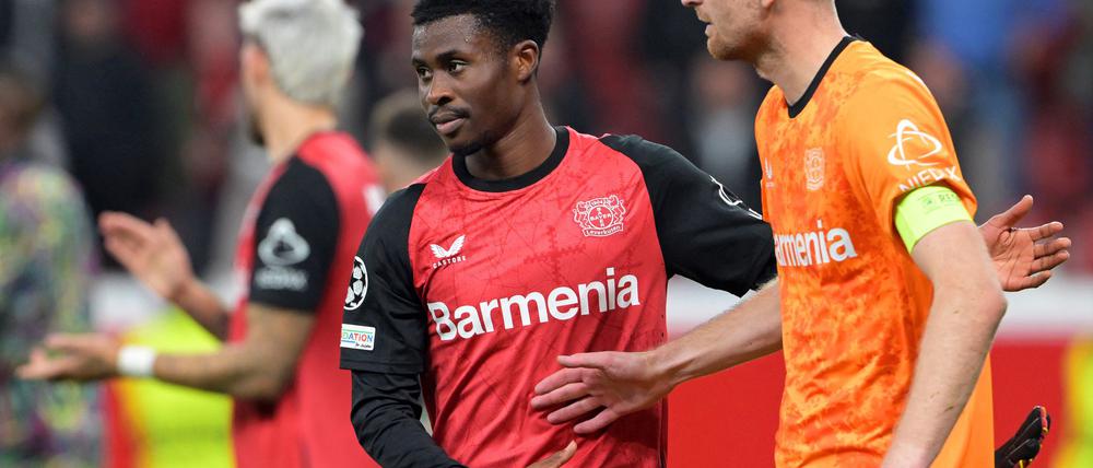 Torwart Lukas Hradecky (r.) war nach dem Remis von Bayer Leverkusen sauer