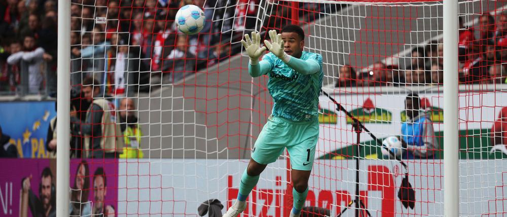 Auch dank Torwart Noah Atubolu stand beim SC Freiburg in Bremen die Null.
