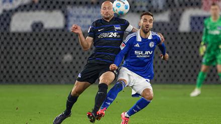 Augen zu und durch. Herthas Kapitän Toni Leistner (links) im Duell mit Schalkes Kenan Karaman. 